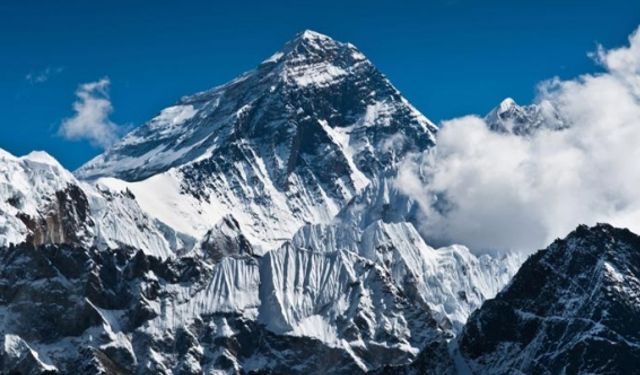 Everest Dağı'na Dışkı Bırakmak Yasaklanıyor