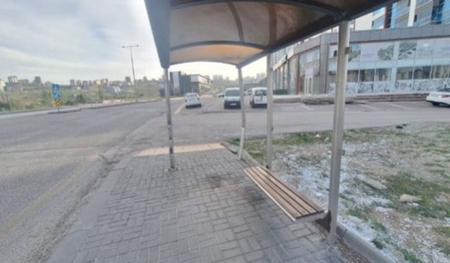 Ankara'da Otomobil Otobüs Durağına Çarptı: 3 Kişi Yaralandı