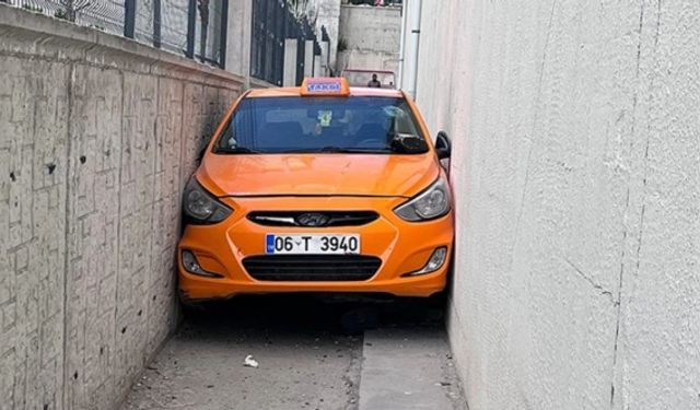 Etimesgut'ta Polisten Kaçan Alkollü Taksi Şoförünün Kullandığı Araç İki Duvar Arasında Sıkıştı