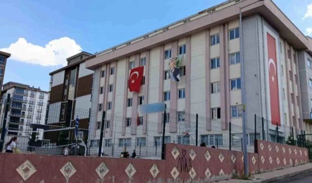Ankara'da Ortaokul Öğrencileri Arasında Çıkan Kavgada Yaralanan Öğrenci Hastaneye Kaldırıldı