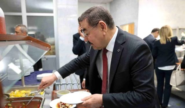 Ankara'nın Gölbaşı Belediye Başkanı Personelle Birlikte Yemek Yedi