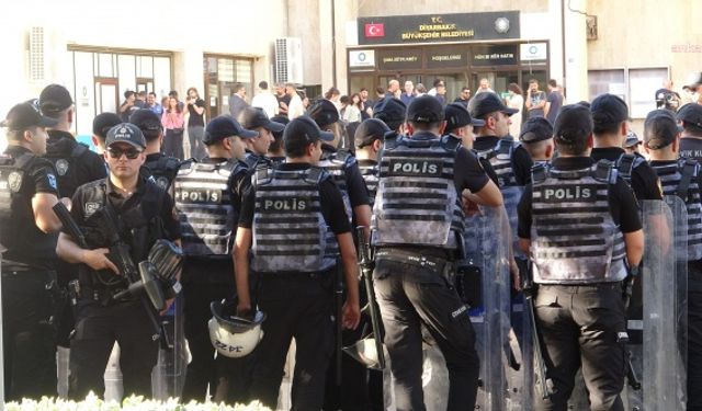 Diyarbakır ve Van'da Yasaklar Uzatıldı