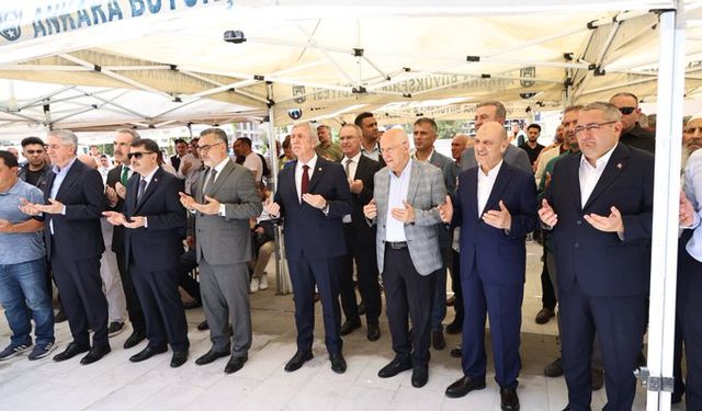 AKP'li Bayraktar'dan ABB Başkanı Mansur Yavaş'a Plaket: Birlikte Cami Açtılar