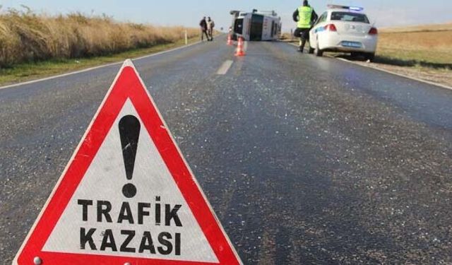 Ankara'da Kontrolden Çıkan Otomobil Refüje Çarptı: 2 Yaralı