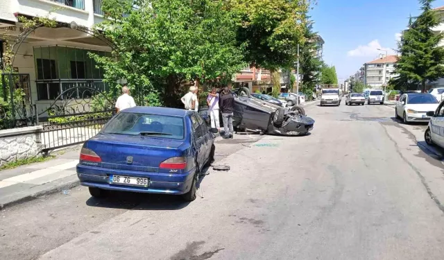 Ankara'da Kontrolden Çıkan Otomobil Yayaya ve Park Halindeki Araçlara Çarptı