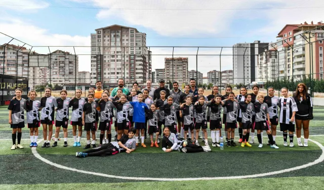 Mansur Yavaş ABB Kadın Futbol Takımı FOMGET'e Destek Vermeyi Sürdürüyor