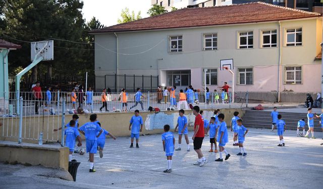 Pursaklar Belediyesi’nden Çocuklara Spor Malzemesi Hediyesi