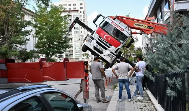 Ankara'da Bir Binanın Çatısına Malzeme Taşıyan Vinç Yan Yattı