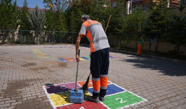 Gölbaşı Belediyesi'nden Okullarda Temizlik Çalışması