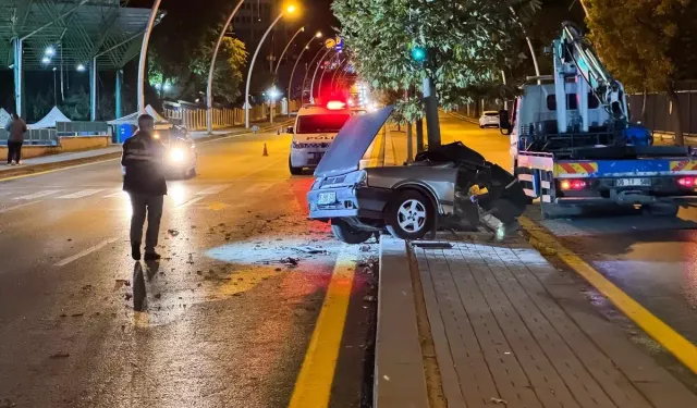 Çankaya'da Ağaca Çarpan Araçta İki Yaralı