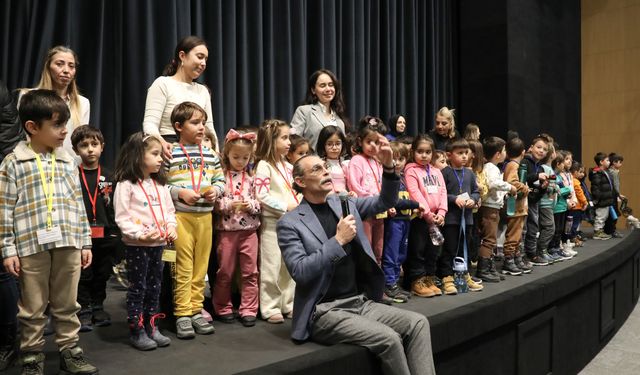 Başkan Beşikcioğlu, Çocuklara Tiyatro Sahnesini Tanıttı