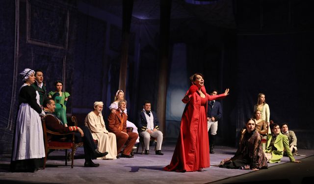 İBB Şehir Tiyatrosu Etimesgut'ta 'Savaş ve Barış'ı Sahneledi