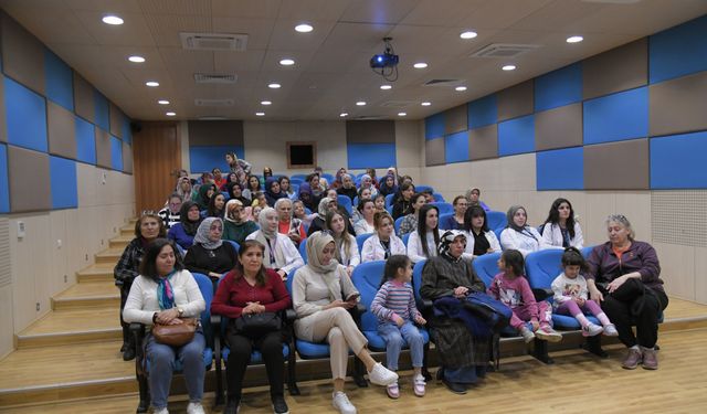 Mamak'ta Çocuk Bakım Eğitimi Sürüyor