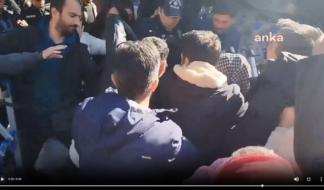 Mülakat Mağduru Öğretmenlerin MEB Önündeki Eylemine Polis Müdahalesi