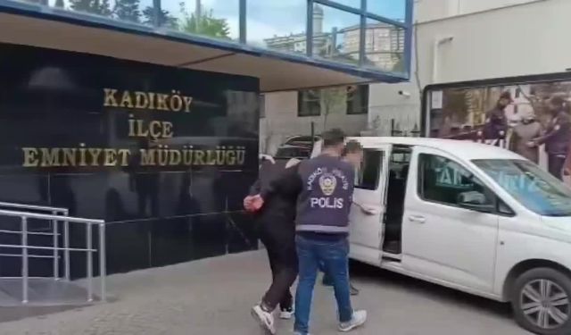 CHP Standında "Kurtuluş Yok Tek Başına" Şarkısını Söyleyen 15 Yaşındaki Çocuğu Darp Eden 1 Kişi Tutuklandı