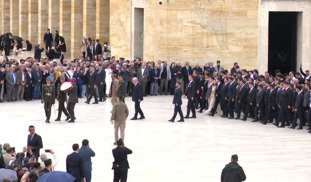 Müsavat Dervişoğlu, Partisinin Gençlik Kolları'yla Anıtkabir'i Ziyaret Etti