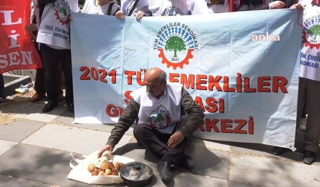 Emekliler, TÜİK Önünde Enflasyon Verilerini Protesto Etti: Getirin Sandığı, Emekliler Size Kırmızı Kartını Gösterecek