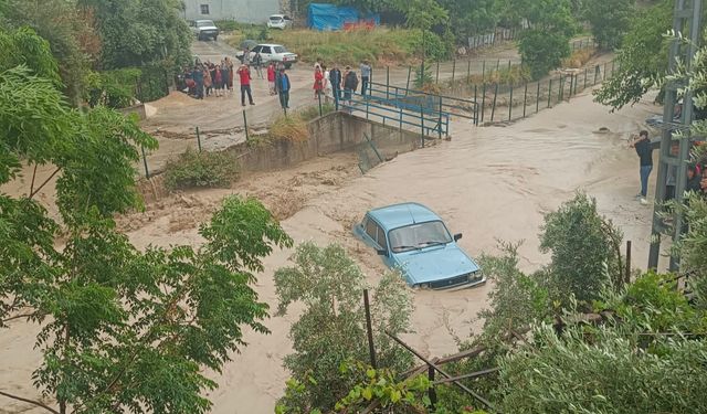 Şiddet Sel: 7 Otomobil Derede Sürüklendi