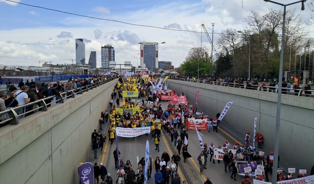 Ankara'da 1 Mayıs Kutlamaları: Ulus'ta Toplanan Emekçiler, Kutlamaların Yapılacağı Tandoğan Meydanı'na Yürüyüşe Başladı
