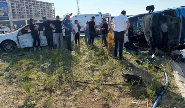 Sincan'da Dolmuş ve Otomobil Çarpıştı: 5 Yaralı