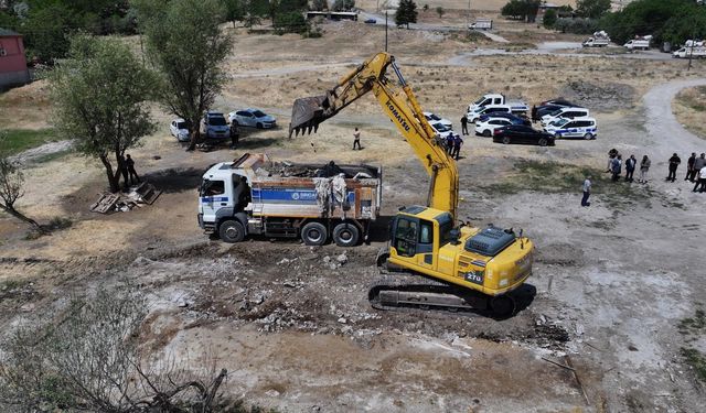 Sincan'da Kaçak Yapılar Belediye Ekiplerince Yıkıldı