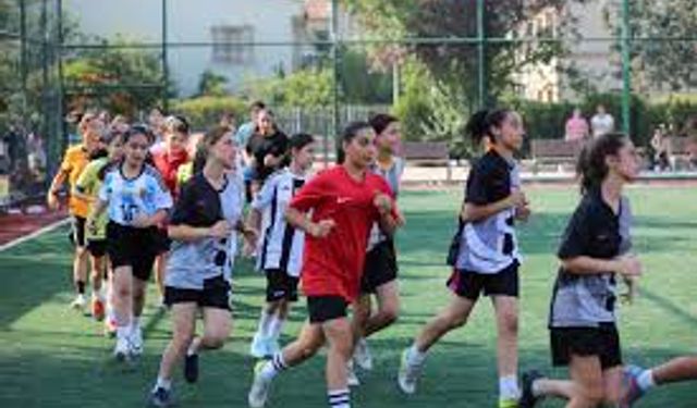 Ankara Büyükşehir Belediyesi'nden Ücretsiz "Kız Futbol Okulu"