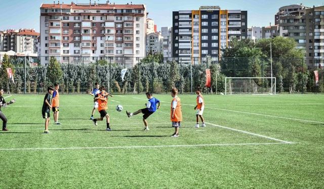 Ankara Büyükşehir Belediyesi’nin Ücretsiz Futbol Yaz Kursu Çocukları Sporla Buluşturdu