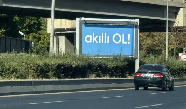 Ankara'da Görülen Gizemli "Akıllı Ol" Afişleri Merak Uyandırdı