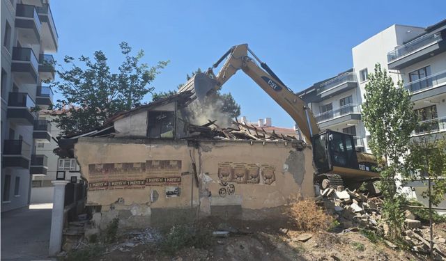 Çankaya'da Tehlikeli Yapıların Yıkımı Sürüyor