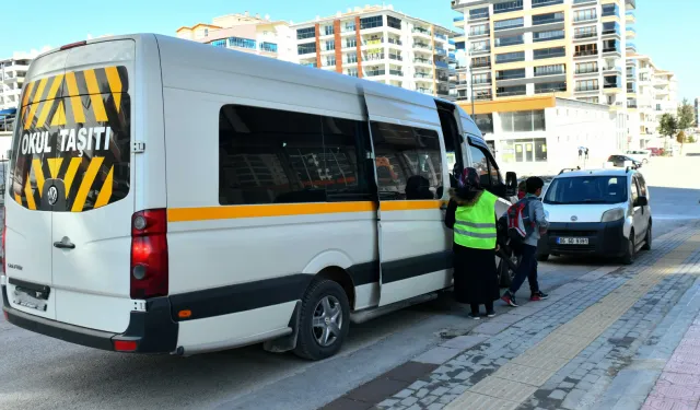 Mansur Yavaş'tan Öğrencilere Servis ve Abonman Desteği