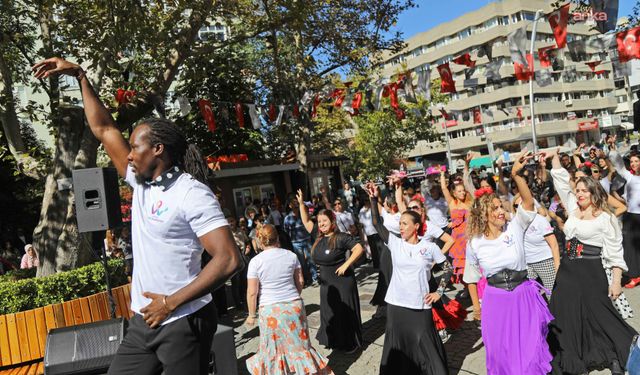 Çankaya Belediyesi’nden Kuğulu Park’ta Jinekolojik Kanserlere Dikkati Çeken Etkinlik