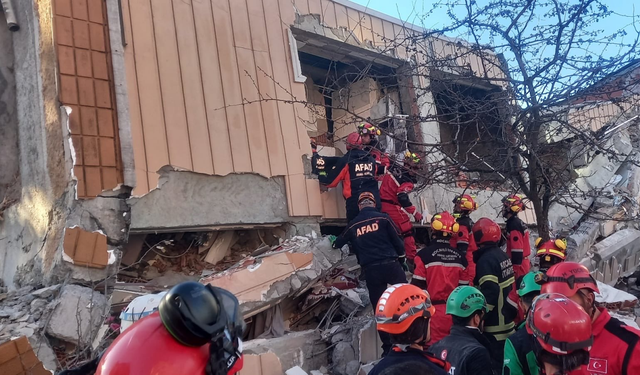 Gebze’de Çöken Binada 5 Kişi Aranıyor