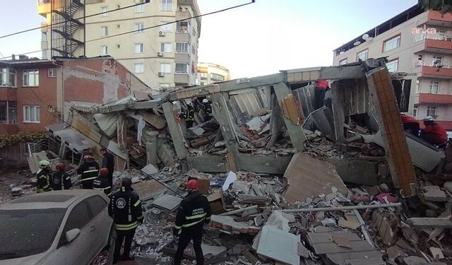 Kocaeli'de 6 Katlı Bina Çöktü: Enkazda Kalanlar Var