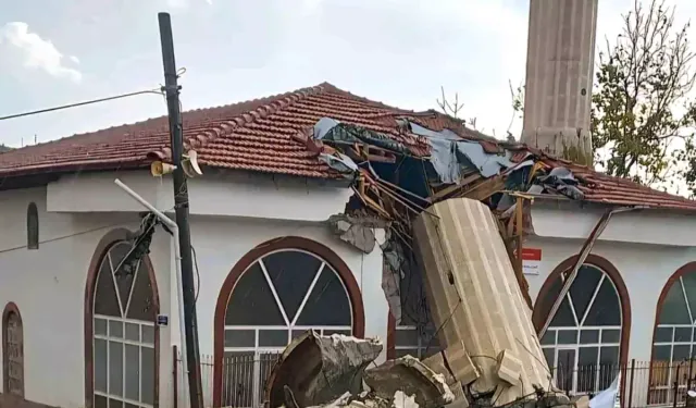 Ayaş'ta Cami Minaresi Yıkıldı