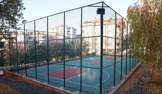 Çankaya Parklarındaki Spor Sahalarını Yenilendi