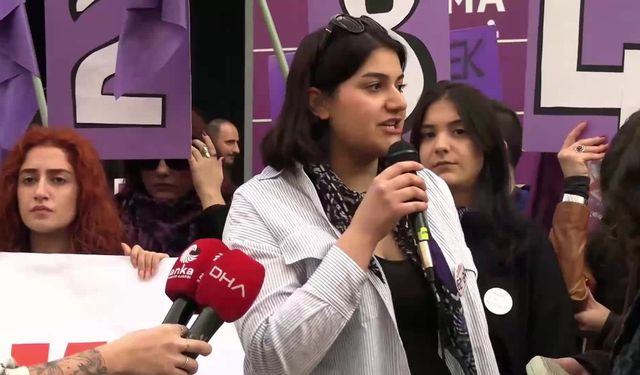 Kadın Cinayetlerini Durduracağız Platformu'ndan Aile Bakanı'na Temsili "Kupa"