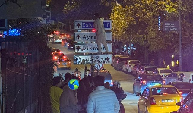 ABB; Ankara Kennedy Caddesi'nde Fotoğraf Çekimlerinin Kurbanı Olan "Kızılay" Levhasını Yeniledi