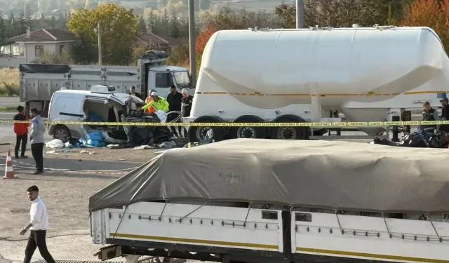 Ankara'da Kahreden Kaza! Otomobil Hurdaya Döndü, 3 kişilik Aile Yok Oldu