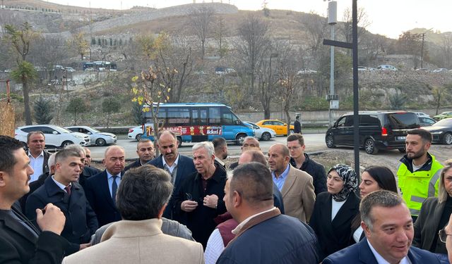 Ankara Büyükşehir Belediye Başkanı Mansur Yavaş, Hacı Bayram Esnafını Ziyaret Etti