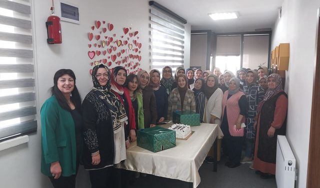 Pursaklar'da Kursiyerlerden Öğretmenler Günü Kutlaması