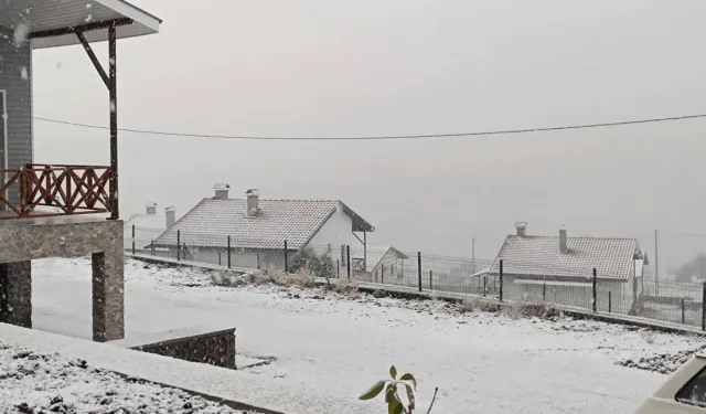 Ankara'ya Mevsimin İlk Karı Düştü, Her Yer Beyaza Büründü