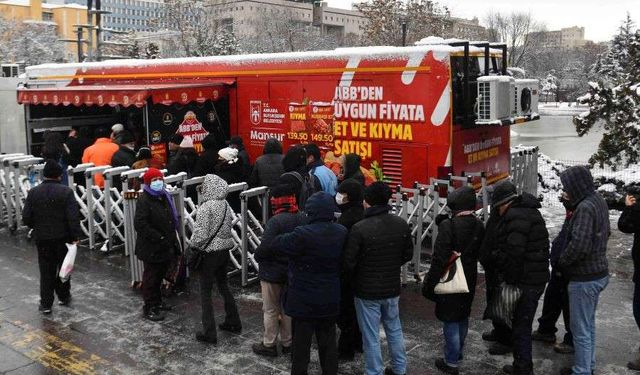 Ankaralılar Ucuz Et Kuyruğunda: Emekliye Geçinebiliyor Diyenler Var ya, Bıraksınlar Bizimle Uğraşmayı