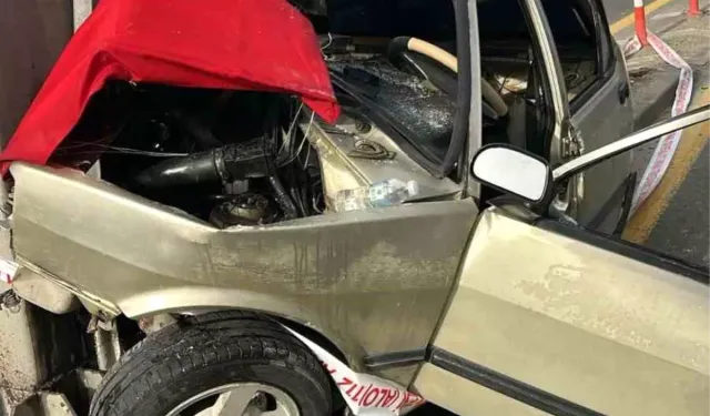 Ankara'da Direğe Çarpan Araçta Sürücü Yaralandı