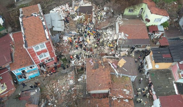 Fatih'teki Patlamada Çöken Binada 1 Kişi Öldü, 10 Kişi Yaralı