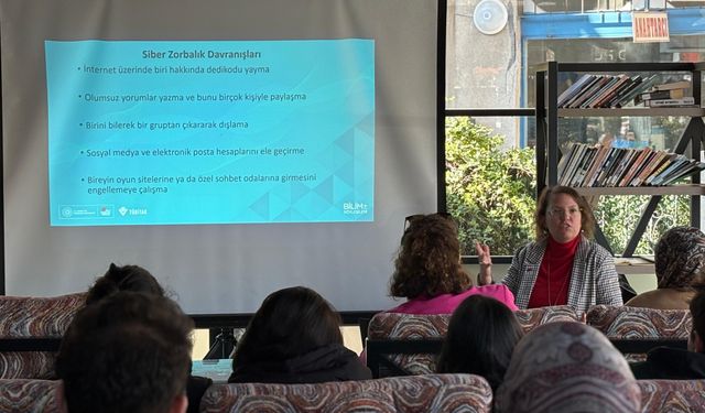 Kitap Kafe'de 'Siber Zorbalık' Konuşuldu