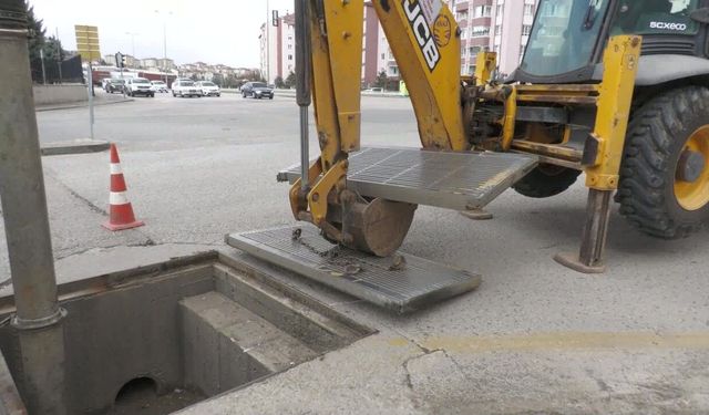 ASKİ, Ankara'da Yağmur Suyu Altyapısında Temizlik ve Bakım Çalışması Yapıyor