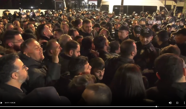 Ümit Erkol'un Tutuklanması Ankara İl Başkanlığı Önünde Protesto Edildi