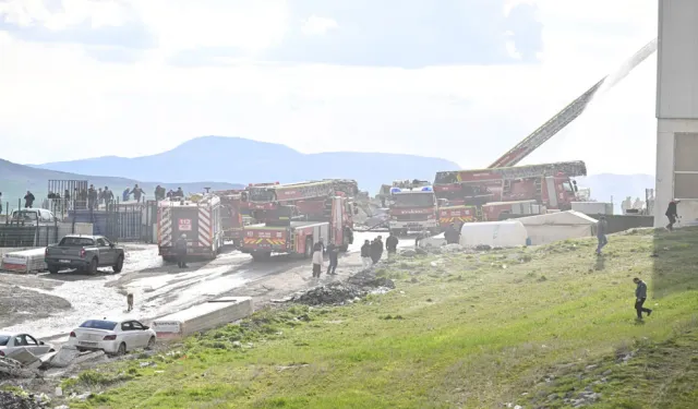 Ankara'da Mobilya Deposunda Yangın: Çevre İllerden Ekipler Sevk Edildi