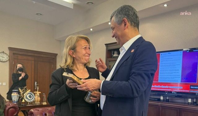 Özgür Özel, Genel Başkanlık Mührünü Muğla Milletvekili Öneş Derici'ye Verdi