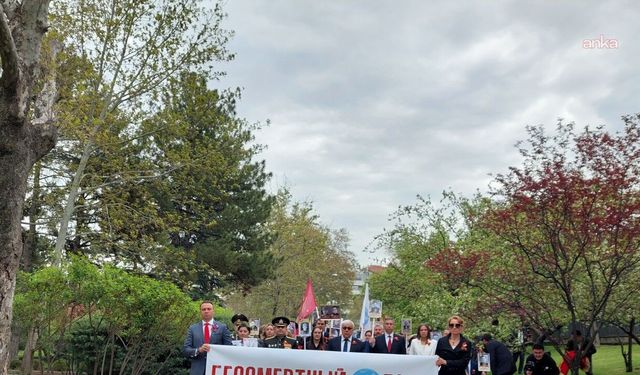 Rusya'nın Ankara Büyükelçiliği'nde "Ölümsüz Alay" Yürüyüşü Düzenlendi